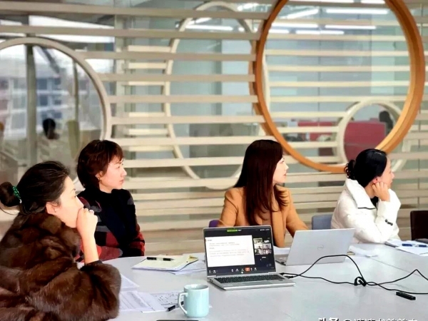 宗馥莉开会场景曝光头发随意用皮筋绑起核心团队全女的